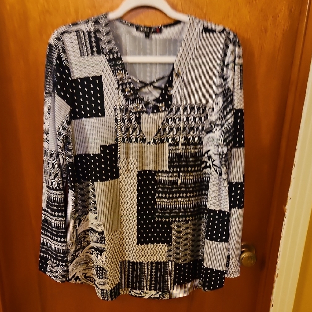 Women's Black and White Patterned Top